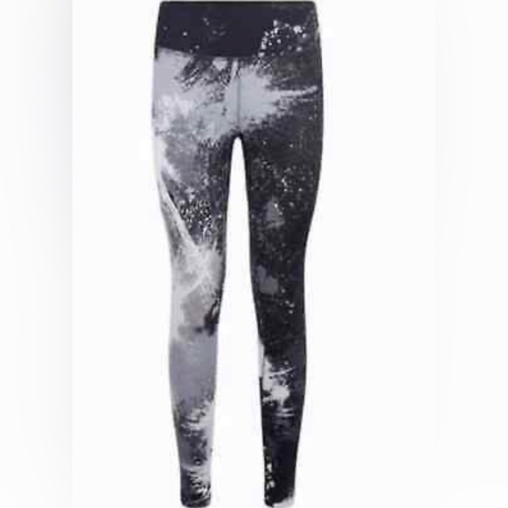 Nike Dri-FIT Legendary Leggings in Paint Splatter